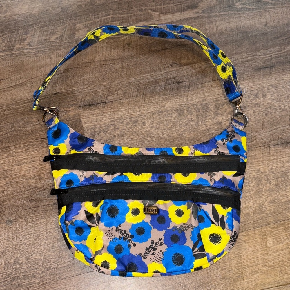 Lug crossbody